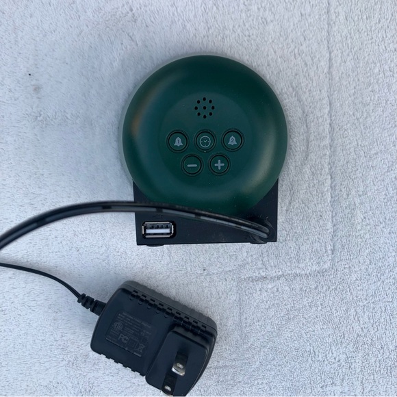 Capello alarm clock Wood Tone Minimalist Look USB Port Wall Charger & Batteries - Picture 4 of 7